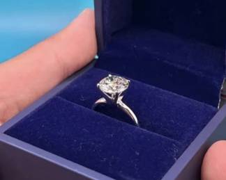 Diamond Solitaire in 18k white gold