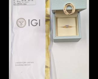 A Very Fine Brand New 18K Gold And 1.0 CT Round D VS1 LAB GROWN Diamond Ring with Case/Report