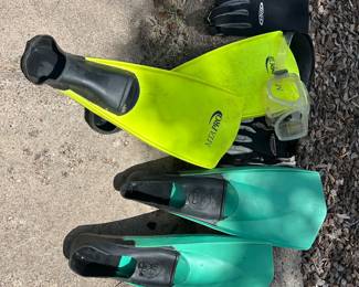 Scuba flippers and gloves