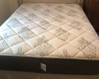Queen size mattress and foundation. Extremely nice, clean and comfortable. Sleep International Mattress.