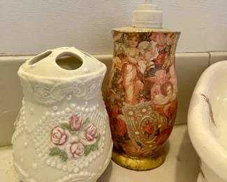 Vintage Bictorian Decoupage Lotion pump
Victorian Roses toothbrush holder
