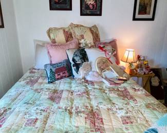 Queen Bed. Pillow decor. Quilt coverlet