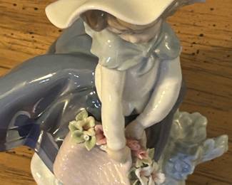 Lladro Figurine Girl with bonnett and basket of flowers