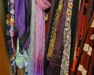 Scarves and capes to complete the outfit