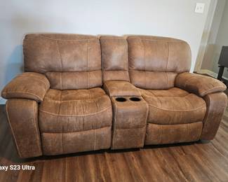 Recliner/loveseat with cup holders