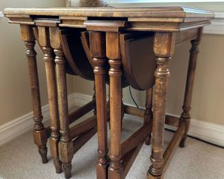 Colonial Revival Style Nesting Drop-Leaf Side Tables – Set of 3