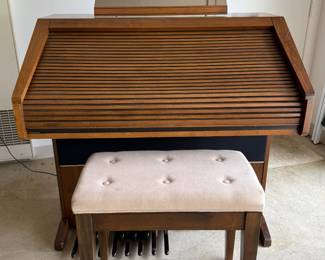 Lowry Organ - perfect condition - hardly used