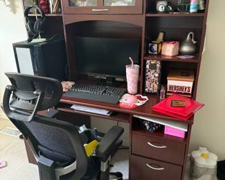Dark wood desk
$75
No chair or things on desk included