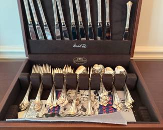 Silverware in silverware case (price in China/crystal picture)