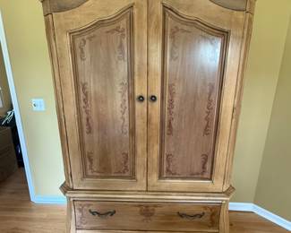 Armoire
$300