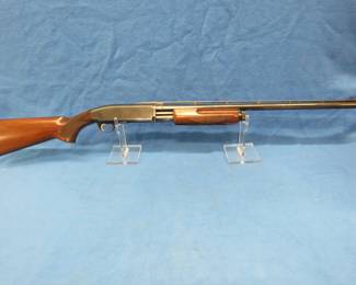 Lot 419. Browning BPS 12-gauge pump shotgun. SN 22984MM121. 2 3/4" or 3" shells. 26" vent rib barrel. Includes manual and three different Invector Plus chokes.