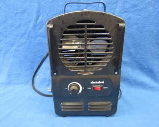 Lot 424. 750/1500 watt electric heater with fan