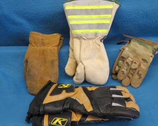 Lot 312. Work gloves
