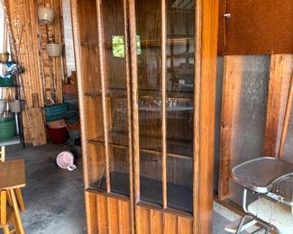 Vintage Mid-Century Modern Colonnade Display Cabinet/Bookcase/Hutch by Keller Furniture. Measures 72.25"H x 32"W x 13.5"D.