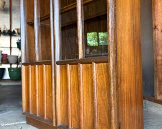 Vintage Mid-Century Modern Colonnade Display Cabinet/Bookcase/Hutch by Keller Furniture. Measures 72.25"H x 32"W x 13.5"D.