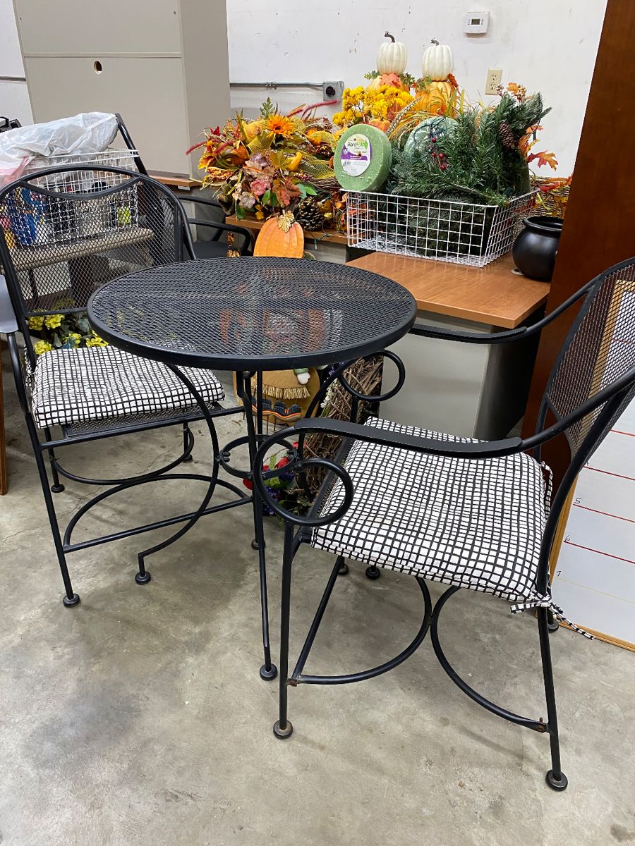 Pub style rolled aluminum table and chairs with cushions