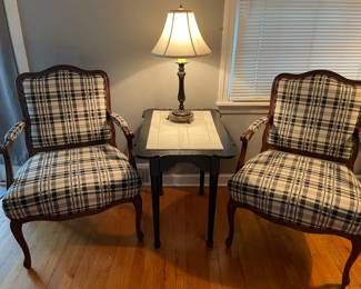 2 very nice chairs and table