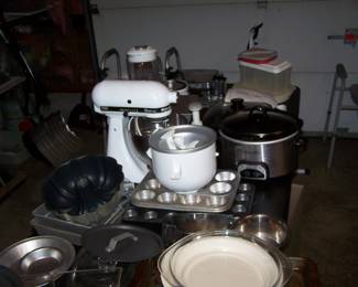 MIXER & OTHER KITCHEN ITEMS