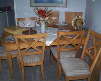 ETHAN ALLEN DINING TABLE/ 2 LEAVES/ PADS/ 2 CHAIRS