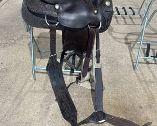 16’ Bruce Cheaney Roping saddle
Oak leaf pattern
