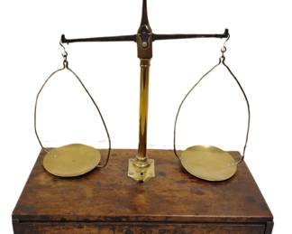 ANTIQUE PORTABLE BRASS BALANCE SCALE MOUNTED ON WOOD BOX