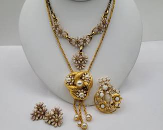 31 VintageFloralEleganceMilkGlassGoldToneJewelrySet