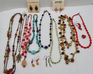 103 AssortmentofSemiPreciousStoneGlassBeadJewelry