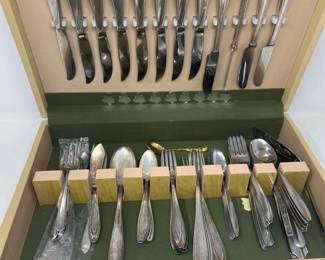 75 OneidaWoodenSilverwareChestwithStainlessSilverPlateFlatware