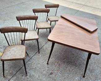 Much MCM!! 5 pcs. Mid Century dinette set w/ leaf
