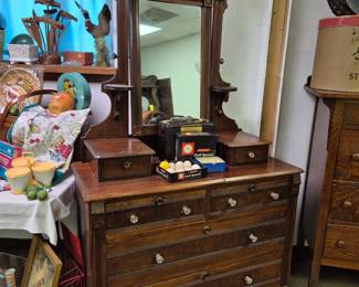 ca. 1900 ornate Eastlake 4 drawer dresser w/ glove boxes and swivel mirror