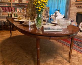 Vintage Henredon dining table with two extension leaves. Lovely bamboo style accents on trim.
