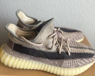 YEEZY BOOST 350'S SIZE 8.5/9 
