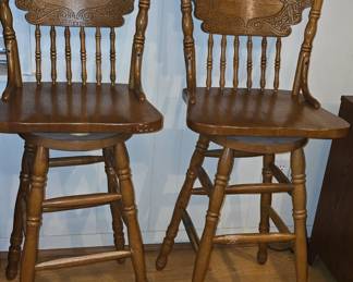 Set of 4 Swivel Bar Stools in Oak
1 - 2