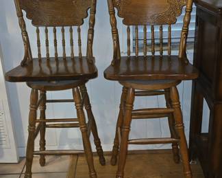 Other 2 Bar Stools
3 - 4