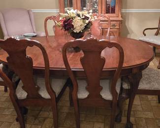 Beautiful Dining Table with 8 Chairs and 2 Leaves