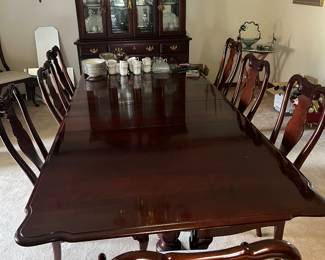 Lovely dining set with 8 chairs