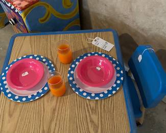 Fun plastic dishhes