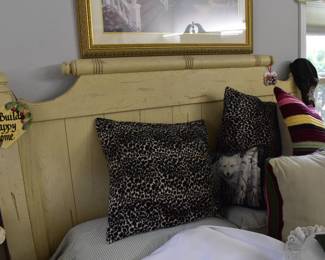 BROYHILL QUEEN BEDROOM SUITE