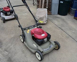 2 HONDA MOWERS