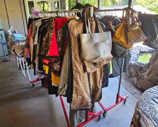 Women's clothing/bags.