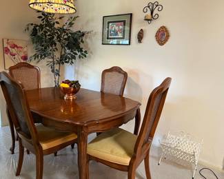 Dixie dining table
