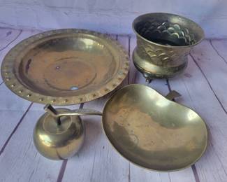 Lot of vintage brass. The one apple is a bell.