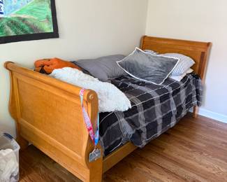 Twin sleigh bed