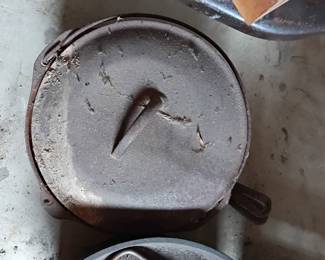 CasT iron pot with lid