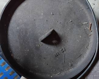 Cast iron pot with lid