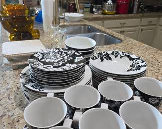 Black & White contemporary dish set