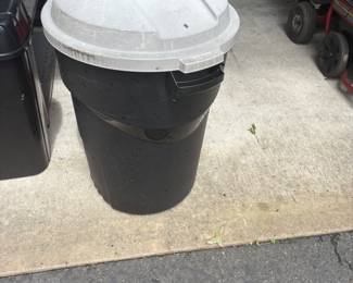 Rubbermaid garbage can