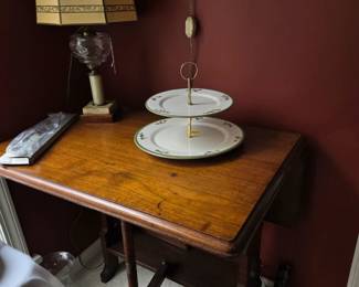 Vintage English drop leaf table