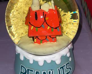 Peanuts Snoopy Snowglobe