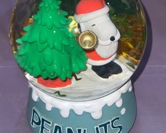Peanuts Snoopy Snowglobe